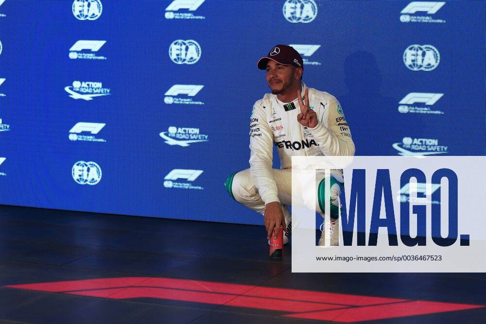 15th September 2018, Marina Bay Street Circuit, Singapore; Formula One Grand Prix of Singapore, Qualification; Mercedes AMG Petronas Motorsport, Lewis Hamilton takes pole for tomorrows race ActionPlus12062529 Octane