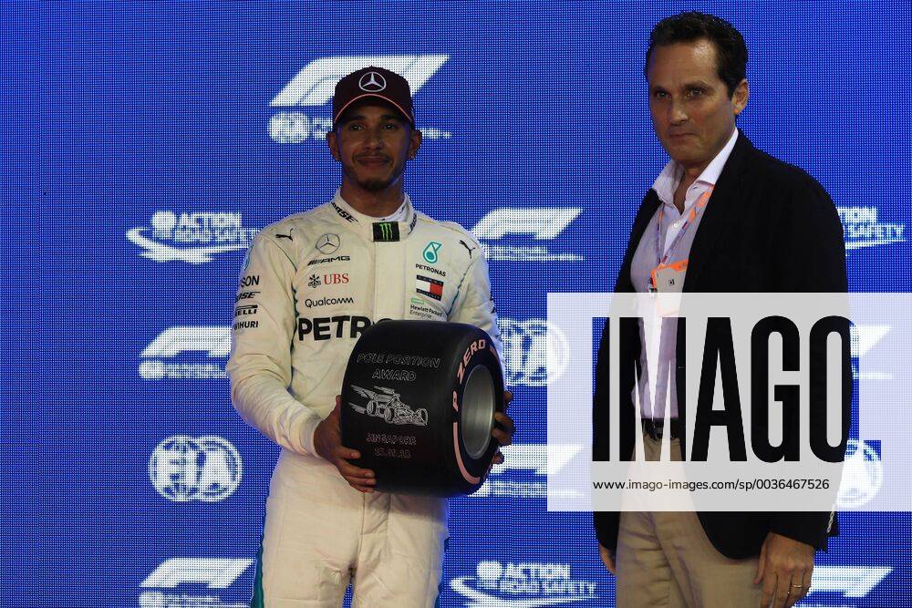 15th September 2018, Marina Bay Street Circuit, Singapore; Formula One Grand Prix of Singapore, Qualification; Mercedes AMG Petronas Motorsport, Lewis Hamilton accepts the Pirelli Pole Position Award from Alberico Avogadro, Pirelli Asia Pacific Sales ActionPlus12062532 Octane