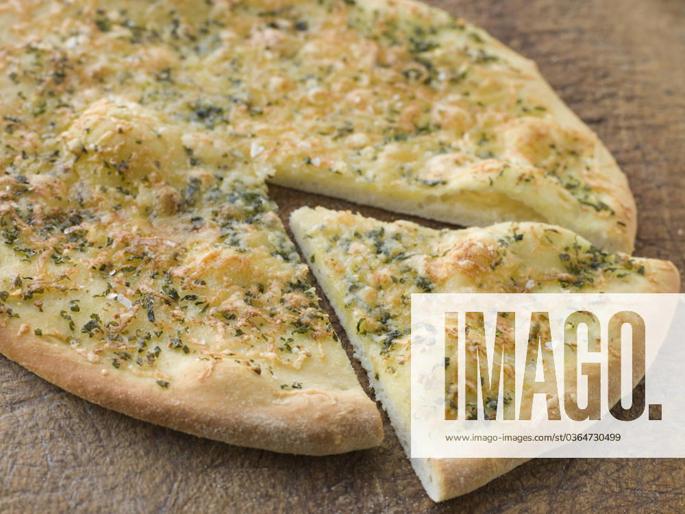 IMAGO Creative, Food, Brot, Knoblauchbrot Close up of Garlic Pizza Bread , 541873.jpg, Baked, Bread, Butter, Pizza, Pizza Bread, Snack, Garlic, Garlic Bread, Cheese, Close Up, Color Image, Detail View, Food, Food and Drink Series, Hard Cheese, Horizontal, Italian, No People, Oregano, Parmesan Cheese, Parsley, Photography, Studio Shot, Yeast, RECORD DATE NOT STATED