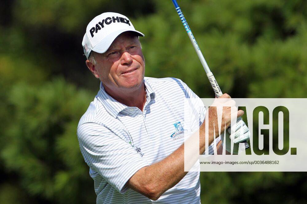 Grand Blanc, Michigan, United States - Jeff Sluman of Delray Beach, Florida follows his shot from the 13th tee during the second round of the The Ally Challenge golf tournament presented by McLaren at Warwick Hills Golf & Country Club in Grand Blanc, MI, USA Saturday, September 15, 2018. The Ally Challenge 2018 - ZUMAn230 20180915_zaa_n230_1111
