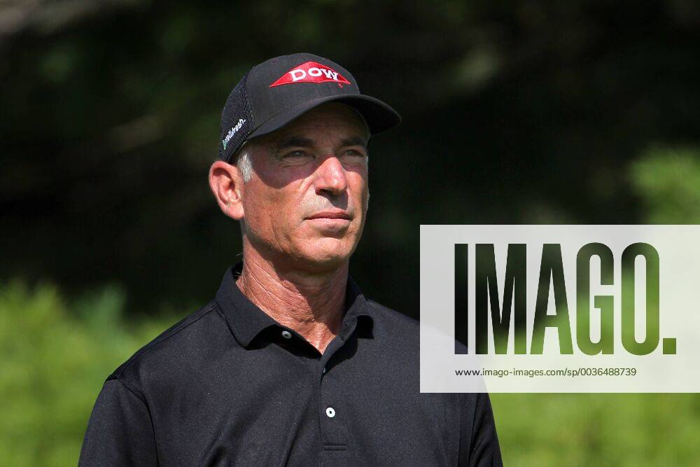 Grand Blanc, Michigan, United States - Cory Pavin of Los Angeles, California follows his shot from the 13th teen during the second round of the The Ally Challenge golf tournament presented by McLaren at Warwick Hills Golf & Country Club in Grand Blanc, MI, USA Saturday, September 15, 2018. The Ally Challenge 2018 - ZUMAn230 20180915_zaa_n230_1112