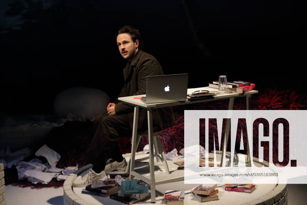 Bilder des Jahres 2023, Entertainment 11 November Entertainment Themen der Woche KW46 Dimitrij Schaad während der Fotoprobe für das Stück The Silence in der Schaubühne am Lehniner Platz in Berlin, 16. November 2023. Stück und Regie Falk Richter. Bühne und Kostüme Katrin Hoffmann. Premiere ist am 19. November 2023. Schaubühne Berlin The Silence