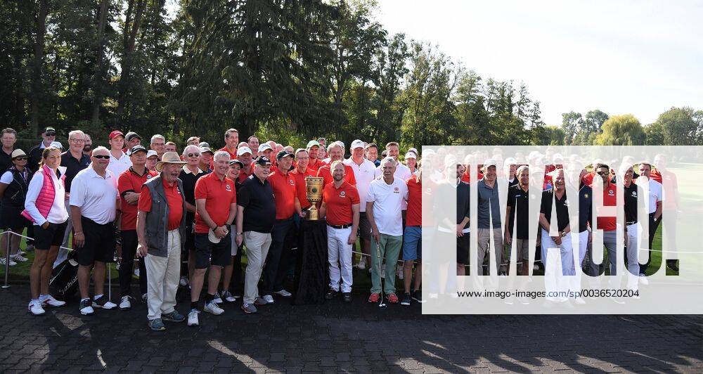 GER, Hanau, Golf Club Hanau-Wilhelmsbad Eintracht Frankfurt Golf Open die Golfer bei den Eintracht Frankfurt Golf Open hier mit dem DFB-Pokal DFL regulations prohibit any use of photographs as image sequences and or quasi-video