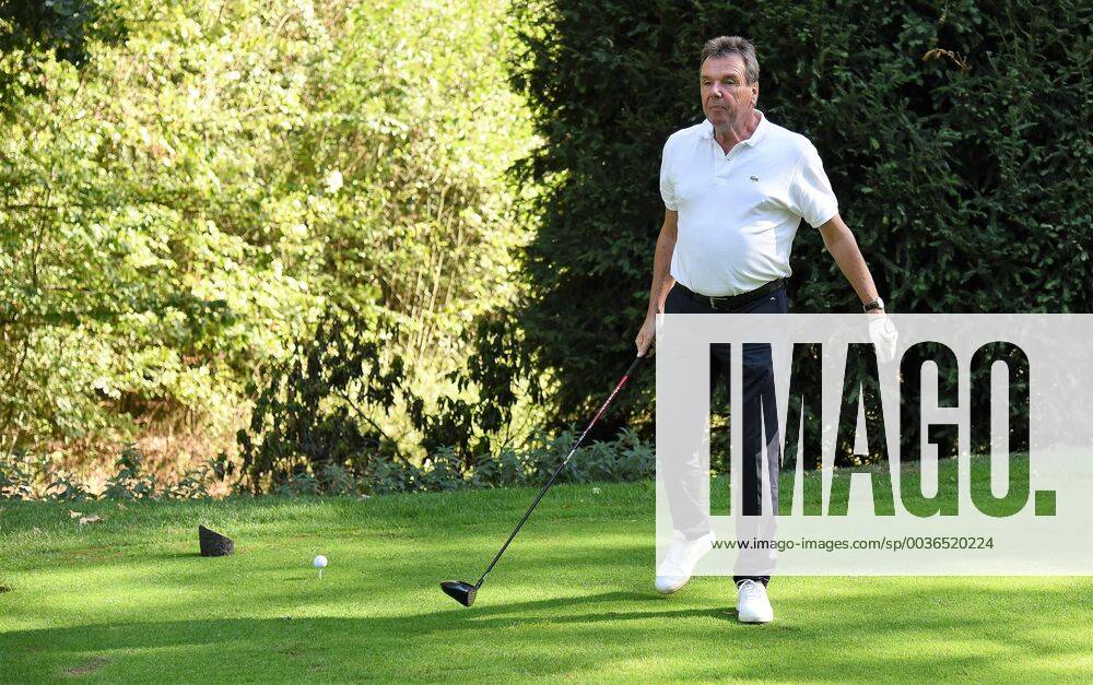 GER, Hanau, Golf Club Hanau-Wilhelmsbad Eintracht Frankfurt Golf Open Fussballmanager Heribert Bruchhagen beim Golfen DFL regulations prohibit any use of photographs as image sequences and or quasi-video
