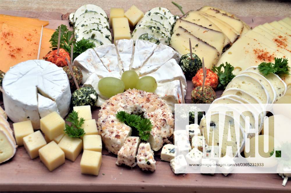 Käseplatte Deutschland Sachsen Anhalt Altmark Kusey Käseplatte verschiedene Käsesorten wie Schnittkäse Camenbert Frischkäse Harzer Käse dekoriert mit Weintrauben Petersilie
