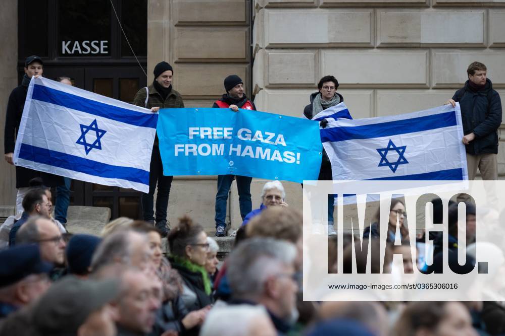 Demonstration gegen Judenhass in Frankfurt am Main FREE GAZA FROM HAMAS! steht auf einem Banner. Unter dem Motto Nie wieder ist jetzt demonstrierten am 17.11.2023 rund 1.500 Menschen auf dem Opernplatz in Frankfurt am Main gegen Judenhass. Frankfurt am Main Opernplatz Hessen Deutschland