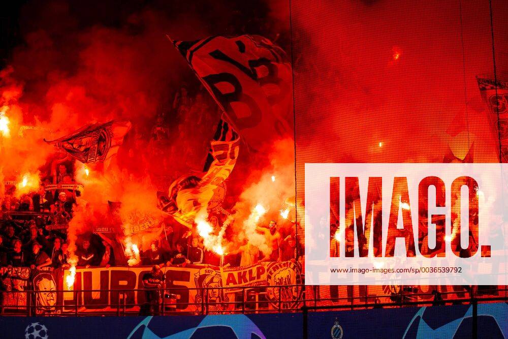 KW38 Bruegge, Belgien, 18.09.2018, UEFA Champions League - 2018 19 Season, Vorrunde, Gruppenphase - Gruppe A - 1. Spieltag, Club Bruegge - BV Borussia Dortmund, bvb fans mit Bengalisches Feuer ( DeFodi001