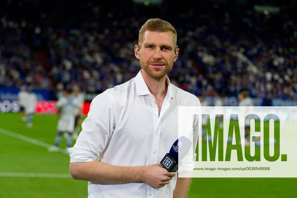 Gelsenkirchen, Germany 18.09.2018, UEFA Champions League - 2018 19 Season, Gruppenphase - Gruppe D - 1. Spieltag, FC Schalke 04 - FC Porto, Per Mertesacker schaut ( DeFodi053