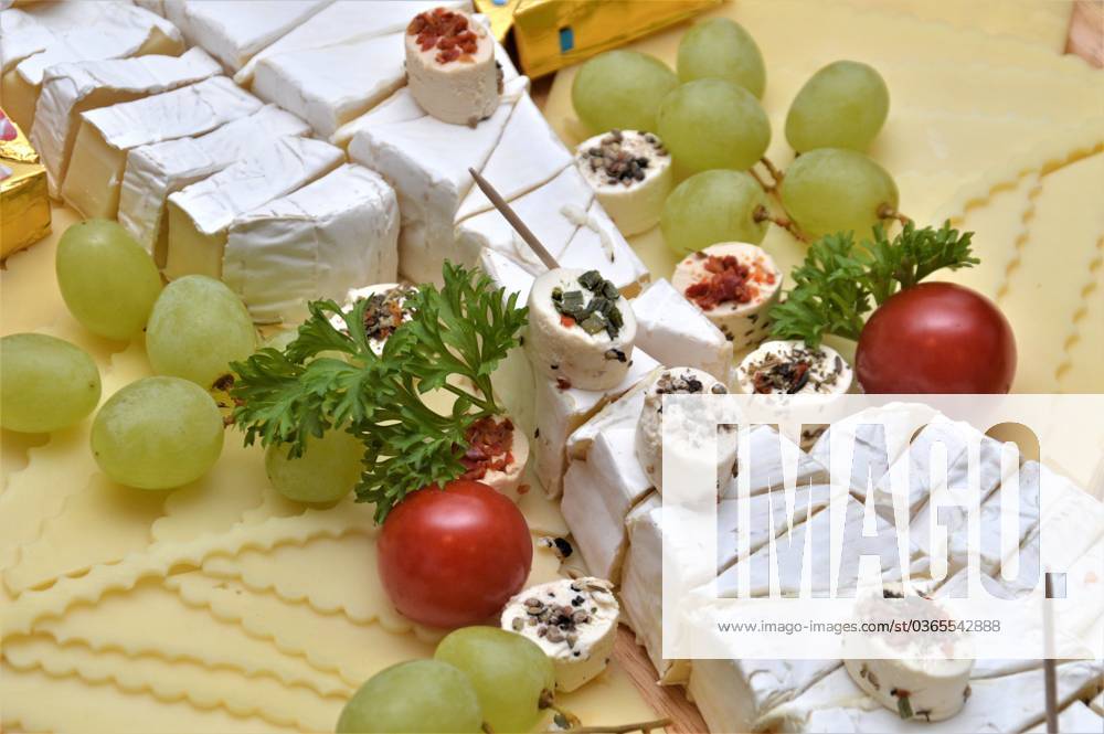 Käseplatte Deutschland Sachsen Anhalt Altmark Kusey Käseplatte verschiedene Käsesorten wie Schnittkäse Camenbert Frischkäse dekoriert mit Weintrauben Tomaten Petersilie