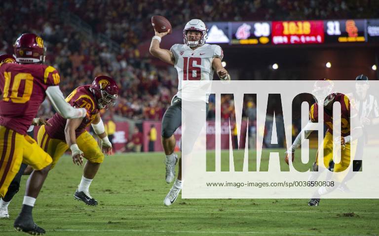 Los Angeles, California, U.S - Washington State s quarterback Gardner Minshew (16) tosses for a touchdown during the second half against Washington State at the Los Angeles Coliseum on September 21, 2018 NCAA College League USA Footbal 2018: USC 39 : 36 Washington State - ZUMAg199 20180921_zap_g199_005