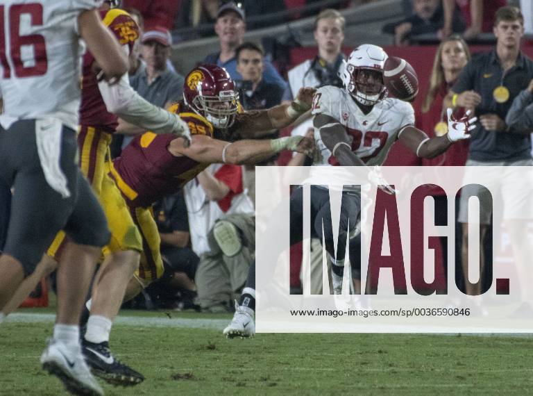 Los Angeles, California, U.S - Washington State s running back James Williams (32) pulls in a first down pass during the second half against Washington State at the Los Angeles Coliseum on September 21, 2018 NCAA College League USA Footbal 2018: USC 39 : 36 Washington State - ZUMAg199 20180921_zap_g199_032