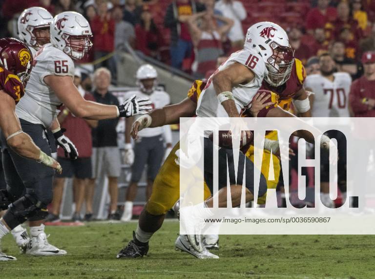 Los Angeles, California, U.S - Washington State s quarterback Gardner Minshew (16) avoids USC s rush during the second half against Washington State at the Los Angeles Coliseum on September 21, 2018 NCAA College League USA Footbal 2018: USC 39 : 36 Washington State - ZUMAg199 20180921_zap_g199_023