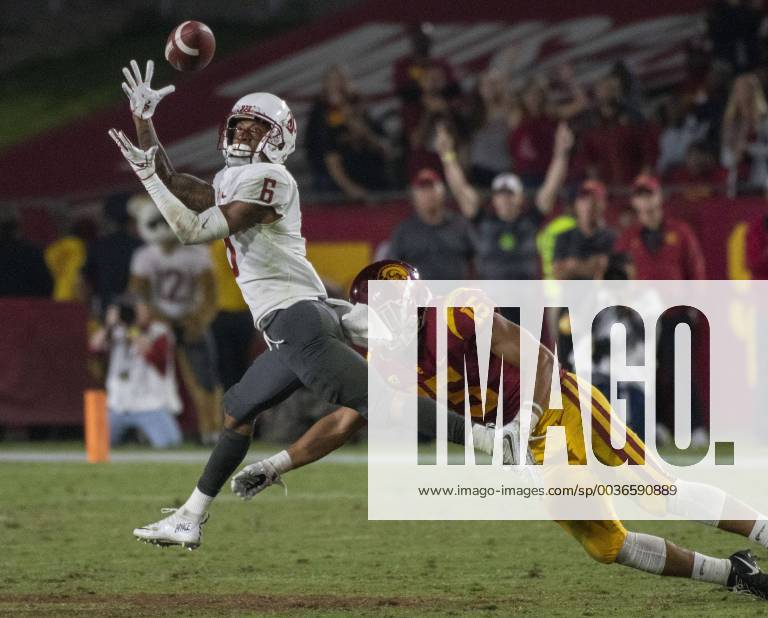 Los Angeles, California, U.S - Washington State s wide receiver Jamire Calvin (6) pulls in a first down catch against USC s safety Talanoa Hufanga (15) during the second half against Washington State at the Los Angeles Coliseum on September 21, 2018 NCAA College League USA Footbal 2018: USC 39 : 36 Washington State - ZUMAg199 20180921_zap_g199_031