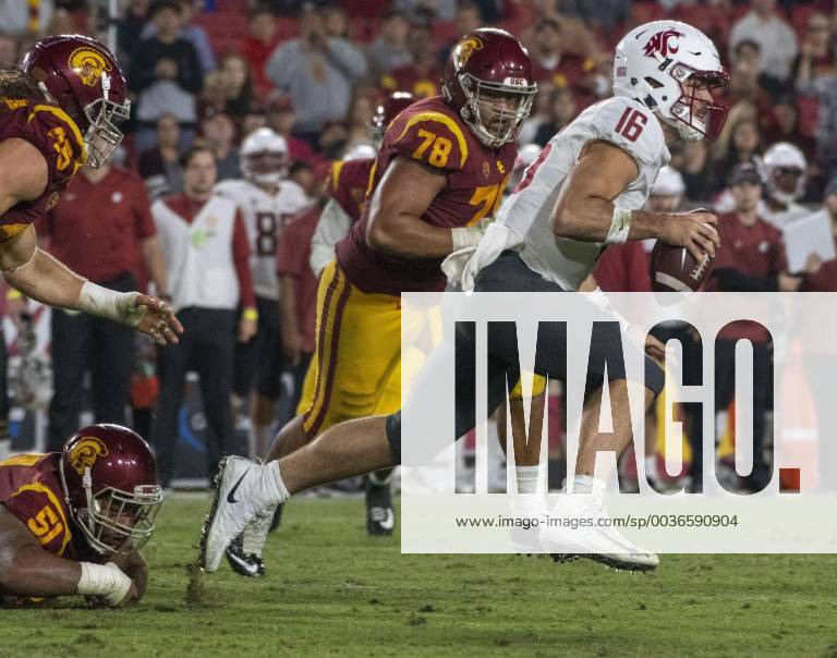 Los Angeles, California, U.S - Washington State s quarterback Gardner Minshew (16) avoids USC s rush during the second half against Washington State at the Los Angeles Coliseum on September 21, 2018 NCAA College League USA Footbal 2018: USC 39 : 36 Washington State - ZUMAg199 20180921_zap_g199_024