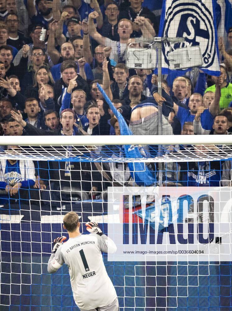 KW38 Gelsenkirchen, 22.09.2018 Schalke Fan Strecke Torwart Manuel Neuer (FCB) seinen nackten Po entgegen FC Schalke 04 - Bayern München