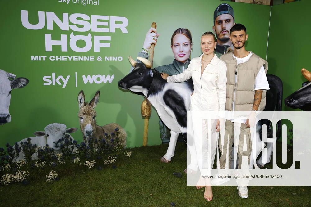 Cheyenne Ochsenknecht und ihr Ehemann Nino Ochsenknecht-Sifkovits beim Fototermin zum Start der neuen Sky Doku Serien-Soap Unser Hof - mit Cheyenne und Nino am 21.11.2023 in Berlin Cheyenne Ochsenknecht & Ehemann Nino praesentieren ihre eigene neue Sky Serie Unser Hof in Berlin