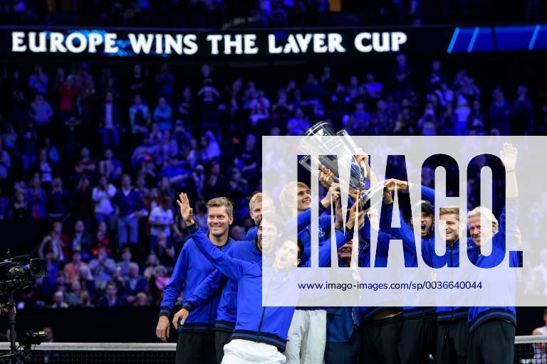 KW38 CHICAGO, IL - SEPTEMBER 23: Team Europe poses with the Laver Cup trophy during the award ceremony on day three of the 2018 Laver Cup on September 23, 2018, at the United Center in Chicago, Illinois. Team Europe beat Team World 13-8. (Photo by Daniel Bartel Icon Sportswire) TENNIS: SEP 23 Laver Cup Icon180923055