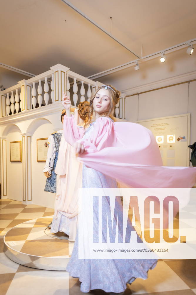 Fotoshooting im Schloss Moritzburg In diesem Jahr feiert der wohl beliebteste Märchenfilm aller Zeiten ein besonderes Jubiläum. Auf Schloss Moritzburg, einem der Drehorte des Films, öffnet zum zwölften Mal die Ausstellung zum Kultfilm Drei Haselnüsse für Aschenbrödel, mit jubiläumswürdigem Rahmenprogramm und Sonderausstellung. Modell Tamara Kretschmer schlüpfte erneut in die begehrte Rolle des legendären Aschenbrödels mit dem Ballkleid. Moritzburg Sachsen Deutschland