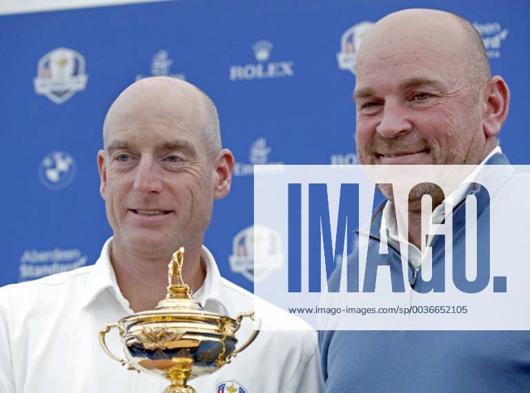 European team captain for the Ryder Cup, Danish Thomas Bjorn (R), shakes hands with his US counterpart, Jim Furyk (L), during a press conference PK Pressekonferenz held in Versailles, France, 24 September 2018. Ryder Cup 2018 !ACHTUNG: NUR REDAKTIONELLE NUTZUNG!