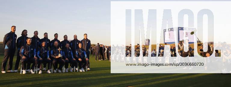 European Ryder Cup team players pose with their captain Thomas Bjorn (C) of Denmark during the Ryder Cup 2018 at The Golf National in Guyancourt, near Paris, France, 25 September 2018. The Ryder Cup 2018 runs from 25 to 30 September. RYDER CUP !ACHTUNG: NUR REDAKTIONELLE NUTZUNG!