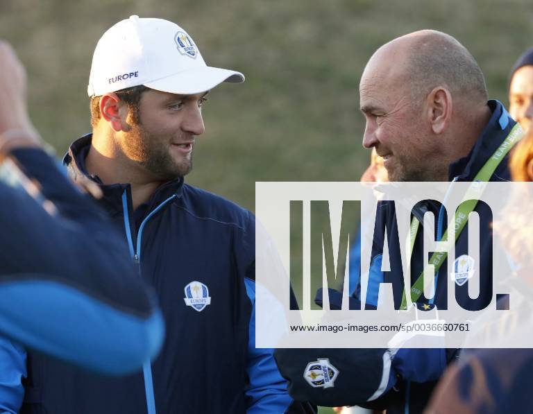 European Ryder Cup team member Spanish Jon Rham (L) speaks with the captain Thomas Bjorn of Denmark during the Ryder Cup 2018 at The Golf National in Guyancourt, near Paris, France, 25 September 2018. The Ryder Cup 2018 runs from 25 to 30 September. RYDER CUP !ACHTUNG: NUR REDAKTIONELLE NUTZUNG!