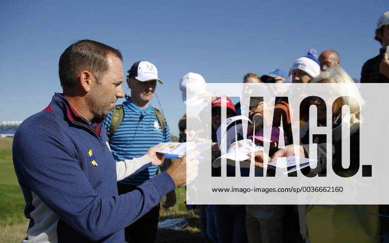 Spanish Sergio García signs autographs during a practice session for the European Ryder Cup team 2018 at The Golf National in Guyancourt, near Paris, France, 25 September 2018. The Ryder Cup 2018 runs from 25 to 30 September. RYDER CUP !ACHTUNG: NUR REDAKTIONELLE NUTZUNG!