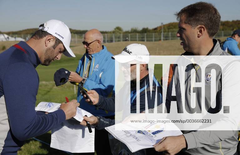 Spanish Jon Rahm (L) signs a an autograph during a practice session for the Ryder Cup 2018 at The Golf National in Saint Quentin-En-Yvelines, near Paris, France, 25 September 2018. The Ryder Cup 2018 runs from 25 to 30 September. RYDER CUP !ACHTUNG: NUR REDAKTIONELLE NUTZUNG!