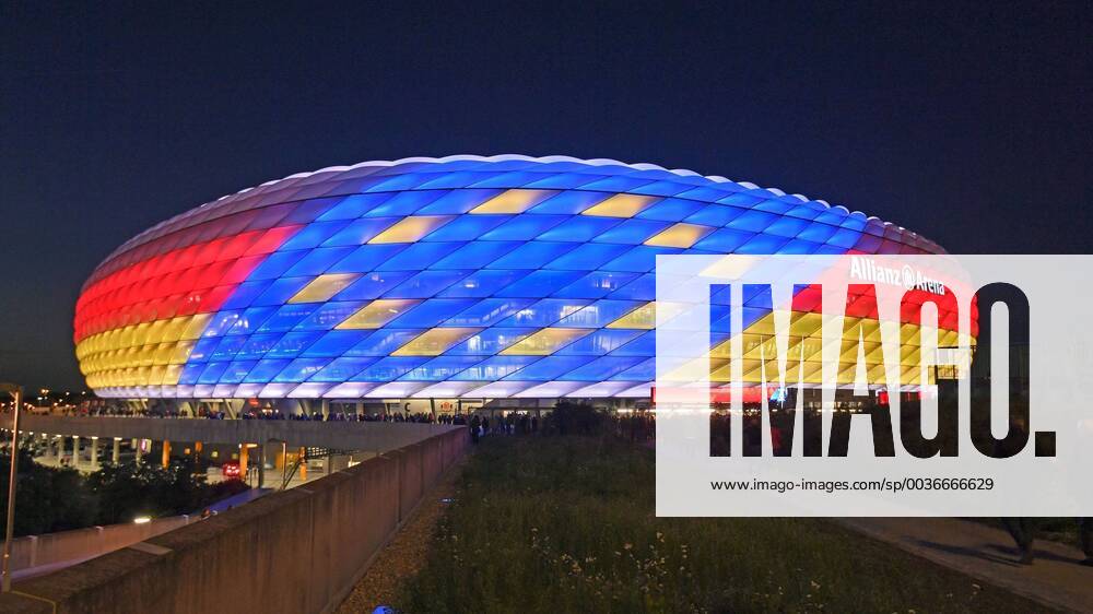 Fussball 1. Bundesliga 2018 2019, 5. Spieltag, FC Bayern München - FC Augsburg, in der Allianz-Arena München. Aussehfassade der Arena mit der Europa-Flagge und der Deutschlandfahne zur EM-2024 Bewerbung.