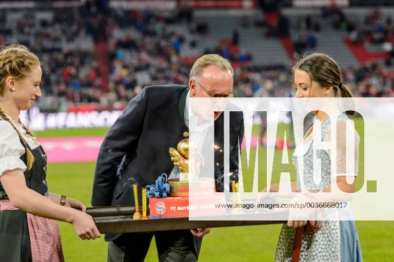 KW39 Muenchen, Deutschland 25.09.2018, 1. Bundesliga, 5. Spieltag, FC Bayern Muenchen - FC Augsburg, Geschaeftsfuehrer Karl-Heinz Rummenigge (FCB) pustet die Kerzen seiner Geburtstagstorte aus ( DeFodi527
