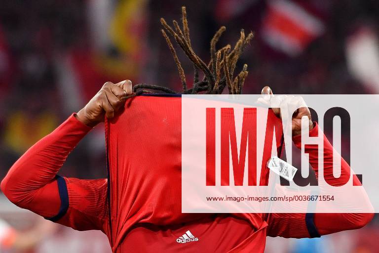 KW39 Renato SANCHES (Bayern Muenchen),Enttaeuschung ,Frust,enttaeuscht,frustriert,niedergeschlagen,, schreit nach vergebener Torchance, Aktion.zieht sein Trikot ueber sein Gesicht. Fussball 1. Bundesliga, 5.Spieltag,Spieltag05, FC Bayern Muenchen M) - FC Augsburg (A) 1-1, am 25.09.2018 in Muenchen A L L I A N Z A R E N A, DFL REGULATIONS PROHIBIT ANY USE OF PHOTOGRAPHS AS IMAGE SEQUENCES AND OR QUASI-VIDEO.