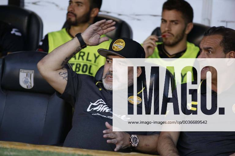 EUM20180926DEP14.JPG .QUERETARO, Qro.- SoccerFutbol-Copa-MX.- El tecnico de Dorados de Sinaloa, Diego Armando Maradona, en su llegada la cancha para el encuentro ante los Gallos Blancos del Queretaro en el estadio Corregidora, en el encuentro de octavos de final de la Copa MX, este miercoles 26 de septiembre de 2018. Foto: Agencia EL UNIVERSALAgustin SalinasAFBV Latin News: September 26, 2018