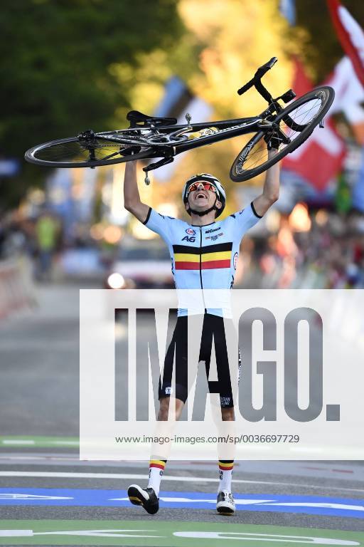 KW39 Belgian Remco Evenepoel celbrates after winning and carries his bike at the men s juniors road race the 2018 UCI Road World Championships Cycling in Kufstein, Tirol, Austria, Thursday 27 September 2018. This year s Worlds are taking place from 22 to 30 September. ERICxLALMAND x05435402x
