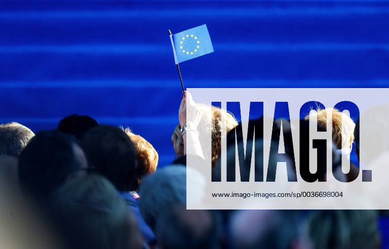 2018 Ryder Cup Opening Ceremony, Albatros Course, Le Golf National, Saint-Quentin-en-Yvelines, Paris 27 9 2018 A view of a Europe flag in the crowd A view of a Europe flag in the crowd 27 9 2018