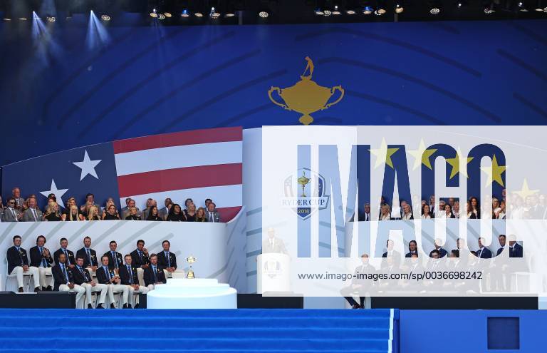 Golf, Ryder Cup, Eröffnungsfeier Team USA Captain Jim Furyk, flanked by Team USA (L) and Team Europe, speaks during the Ryder Cup 2018 Opening Ceremony at Le Golf National in Guyancourt near Paris on September 26, 2018. The Ryder Cup takes place every two years and features Team USA versus Team Europe, with venues alternating between the U.S and Europe each competition. PAR20180927017 DAVIDxSILPA