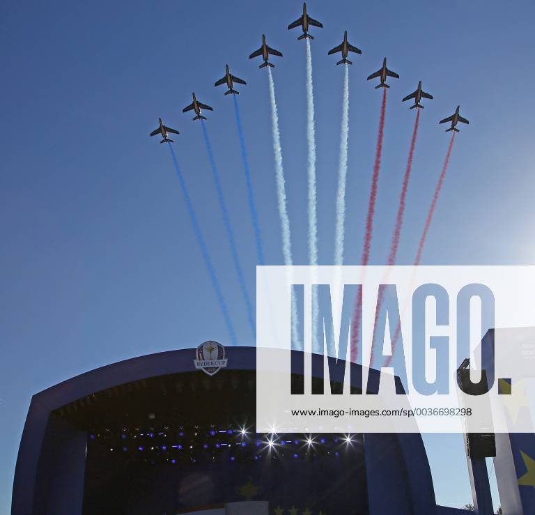 Golf, Ryder Cup, Eröffnungsfeier French military jets fly over the stage during the Ryder Cup 2018 Opening Ceremony at Le Golf National in Guyancourt near Paris on September 26, 2018. The Ryder Cup takes place every two years and features Team USA versus Team Europe, with venues alternating between the U.S and Europe each competition. PAR20180927022 DAVIDxSILPA