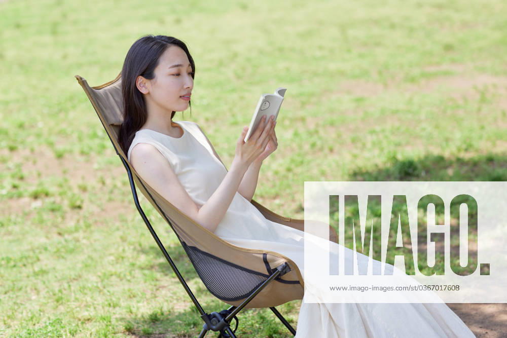 Young Japanese woman relaxing outside AFLO223022513 , 223022513.jpg, ,model released, Symbolfoto