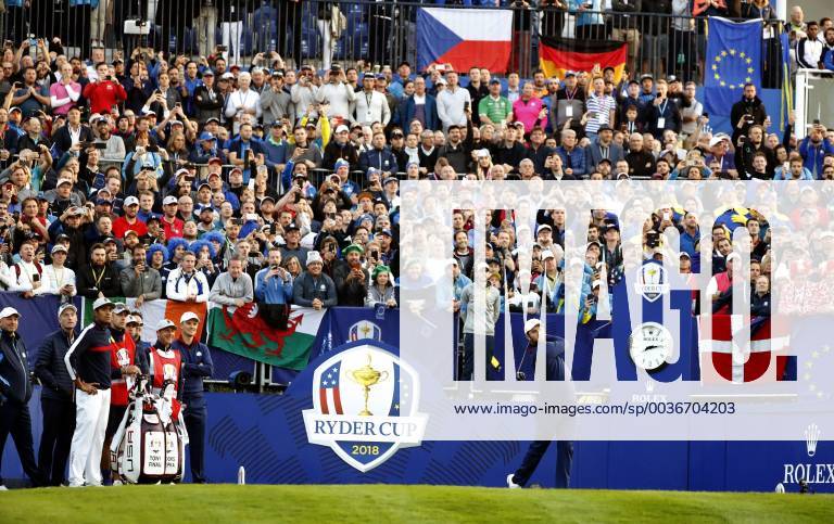 Spanish golfer Jon Rahm plays his first shot by the 1st hole during the Ryder Cup 2018 at The Golf National in Guyancourt, near Paris, France, 28 September 2018. The Ryder Cup 2018 runs from 25 to 30 September. Ryder Cup 2018 !ACHTUNG: NUR REDAKTIONELLE NUTZUNG!