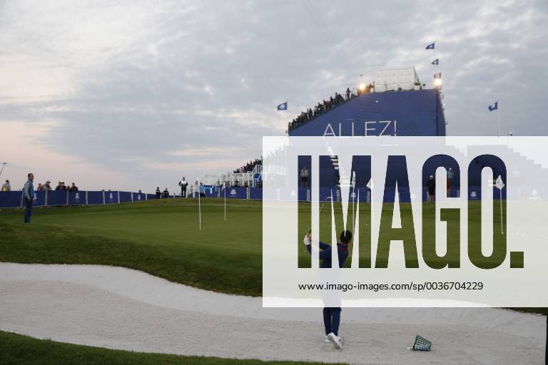 Northern Irish golfer Rory McIlroy warms up before his first shot by the 1st hole during the Ryder Cup 2018 at The Golf National in Guyancourt, near Paris, France, 28 September 2018. The Ryder Cup 2018 runs from 25 to 30 September. Ryder Cup 2018 !ACHTUNG: NUR REDAKTIONELLE NUTZUNG!