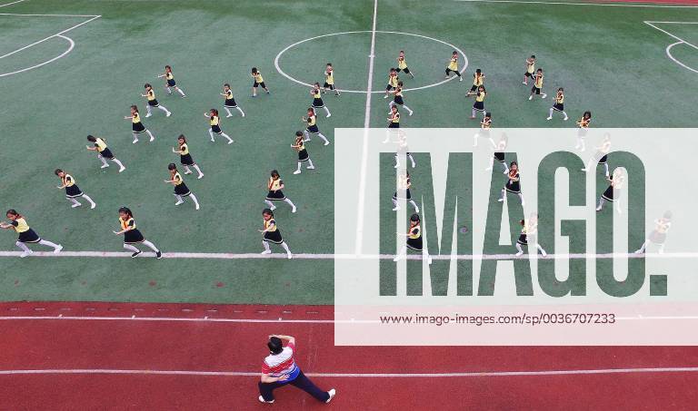 KW39 (180928) -- FUZHOU, Sept. 28, 2018 -- Primary students practice a special radio gymnastics, which imitates Chinese opera in Fuzhou of east China s Jiangxi Province, on Sept. 28, 2018. ) (SP)CHINA-JIANGXI-FUZHOU-RADIO GYMNASTICS(CN) WanxXiang