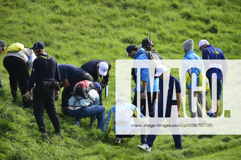 A la recherche de la balle de Francesco Molinari of Italy (Team Europ) GOLF : Ryder Cup 2018 - Guyancourt - 28 09 2018 JBAutissier Panoramic