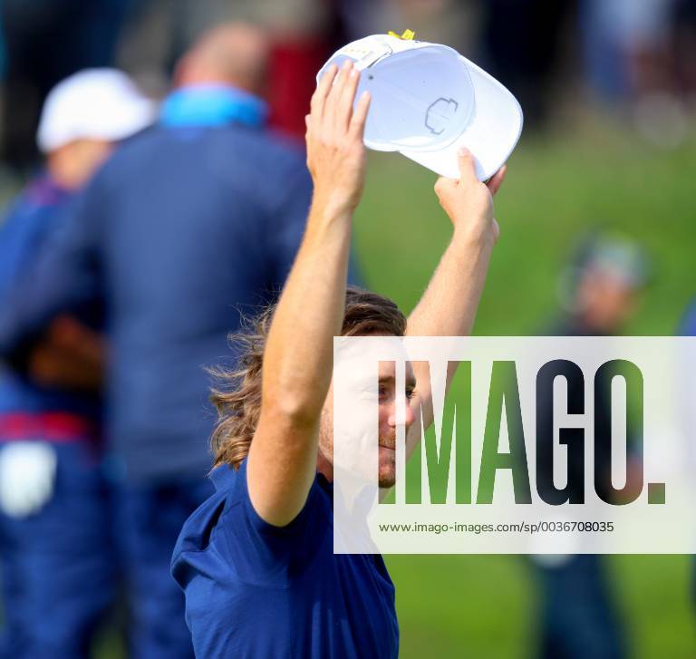 2018 Ryder Cup Day 1, Albatros Course, Le Golf National, Saint-Quentin-en-Yvelines, Paris 28 9 2018 Fleetwood celebrates winning his match on the 18th hole Fleetwood celebrates winning his match on the 18th hole 28 9 2018