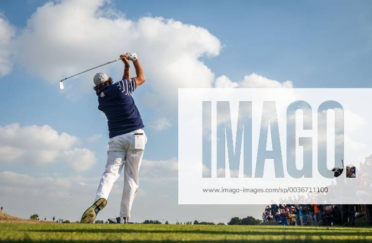 2018 Ryder Cup Day 1, Albatros Course, Le Golf National, Saint-Quentin-en-Yvelines, Paris 28 9 2018 Phil Mickelson tees off on the 13th Phil Mickelson tees off on the 13th 28 9 2018