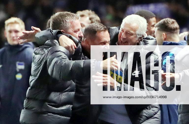 KW39 Co Trainer Rainer Wiedmayer, Trainer Pal Dardai Freude Emotion jubelnd Jubel nach Spielende Schlußpfiff Fußball Fussball DFL Bundesliga Saison 2018 2019 28.09.2018 Hertha BSC Berlin vs. FC Bayern München FCB DFL regulations prohibit any use of photographs as image sequences and or quasi-video.