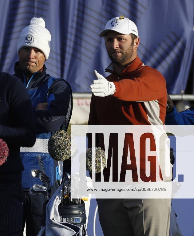 Spanish golfer Jon Rahm (R) chats with his caddy during the fourball competition on the second day of the Ryder Cup 2018 at The Golf National in Guyancourt, near Paris, France, 29 September 2018. The Ryder Cup 2018 runs from 25 to 30 September. Ryder Cup 2018 !ACHTUNG: NUR REDAKTIONELLE NUTZUNG!