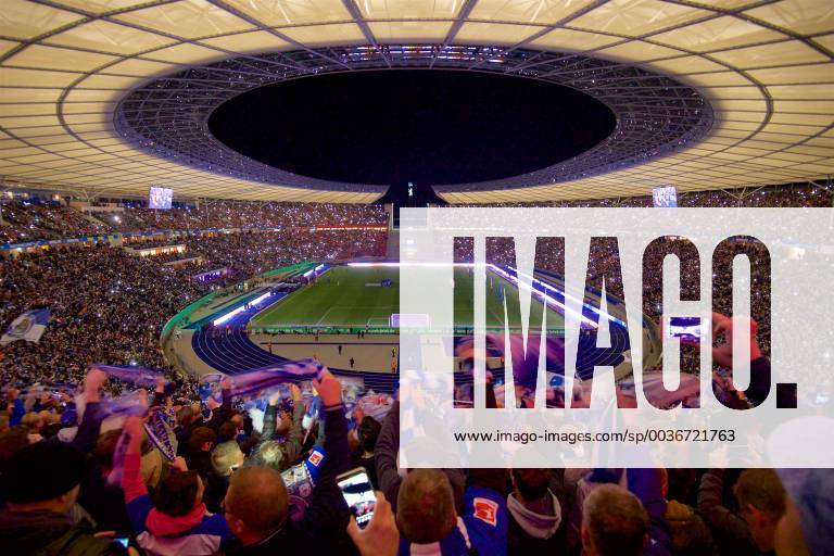 KW39 Fussball Berlin 29.09.2018 Saison 2018 2018 1. Bundesliga DFL Hertha BSC Berlin - FC Bayern München ausverkauftes Berliner Olympiastadion Sportstätte Hertha Fans Gemäß den Vorgaben der DFL Deutsche Fußball Liga ist es untersagt, in dem Stadion und oder vom Spiel angefertigte Fotoaufnahmen in Form von Sequenzbildern und oder videoähnlichen Fotostrecken zu verwerten bzw. verwerten zu lassen. DFL regulations prohibit any use of photographs as image sequences and or quasi-video