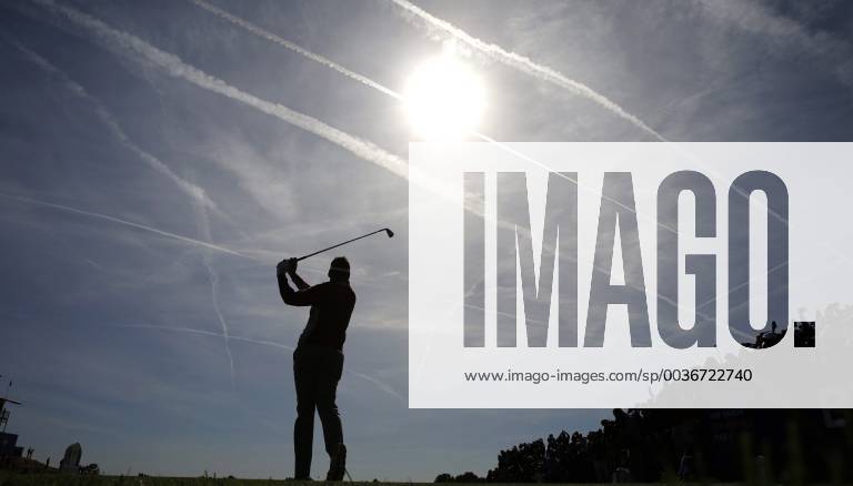 English golfer Ian Poulter shots at tee 13 during the fourball competition on the second day of the Ryder Cup 2018 at The Golf National in Guyancourt, near Paris, France, 29 September 2018. The Ryder Cup 2018 runs from 25 to 30 September. Ryder Cup 2018 !ACHTUNG: NUR REDAKTIONELLE NUTZUNG!
