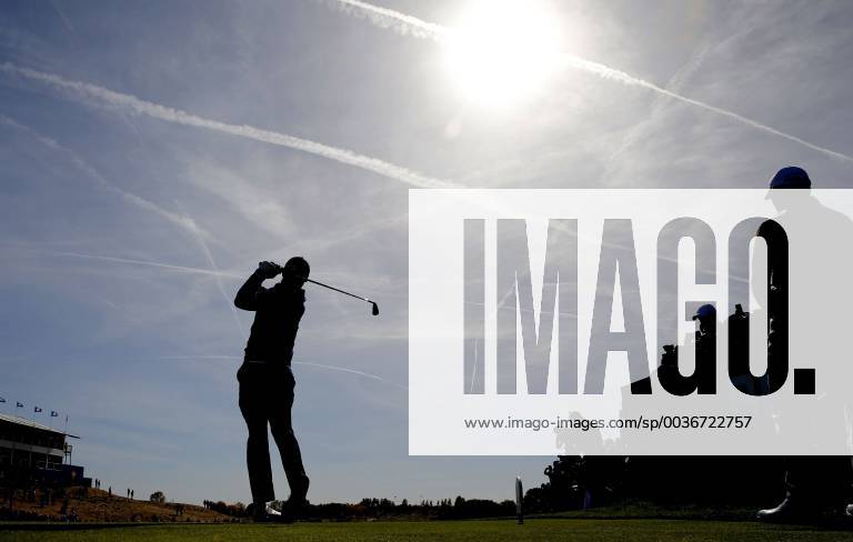 US golfer Jordan Spieth shots at tee 13 during the fourball competition on the second day of the Ryder Cup 2018 at The Golf National in Guyancourt, near Paris, France, 29 September 2018. The Ryder Cup 2018 runs from 25 to 30 September. Ryder Cup 2018 !ACHTUNG: NUR REDAKTIONELLE NUTZUNG!