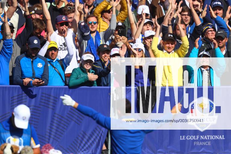 2018 Ryder Cup, Albatros Course, Le Golf National, Saint-Quentin-en-Yvelines, Paris 30 9 2018 The crowd cheer for Rory McIlroy at the 1st tee box The crowd cheer for Rory McIlroy at the 1st tee box 30 9 2018