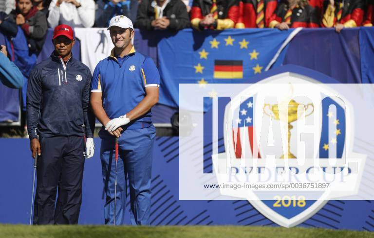 Spanish golfer Jon Rahn (R) and US Tiger Woods (L) are seen before the start at tee 1 on the final day of the Ryder Cup 2018 at The Golf National in Guyancourt, near Paris, France, 30 September 2018. Ryder Cup 2018 - Europe vs USA !ACHTUNG: NUR REDAKTIONELLE NUTZUNG!