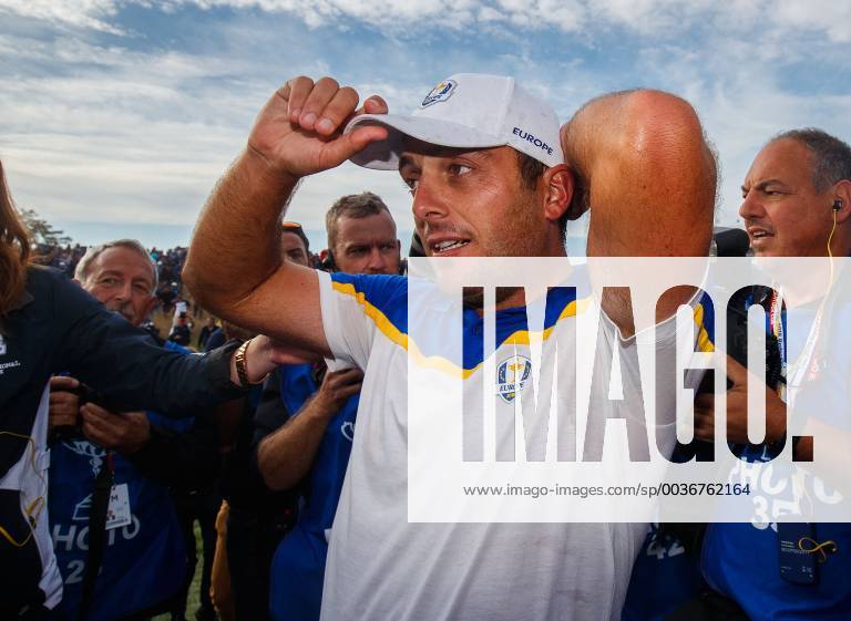 2018 Ryder Cup, Albatros Course, Le Golf National, Saint-Quentin-en-Yvelines, Paris 30 9 2018 Francesco Molinari celebrates after defeating Phil Mickelson on the 16th to win the Ryder Cup Francesco Molinari celebrates after defeating Phil Mickelson on the 16th to win the Ryder Cup 30 9 2018